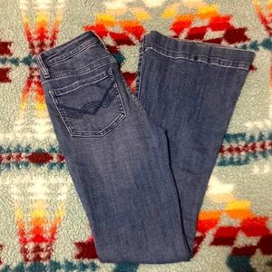 •Brand: Idyllwind •Size 2/27” Waist 34” Inseam •Condition: Pretty Worn